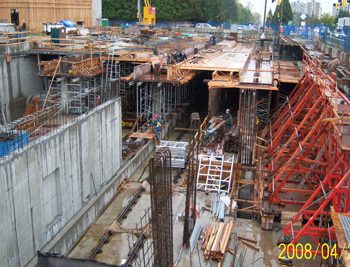 Pouring south end roof slab. In total 6101 cubic meters of concrete was required to build the entire station.
