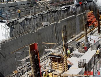 Supporting columns for the mezzanines were built in the centre of the station to support the mezzanine slab.