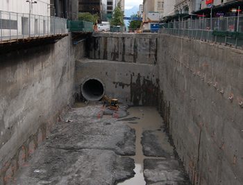 Excavation and shoring work was completed in 11 months to establish a station box measuring 90 meters long, 20 meters wide and 15 meters deep. Following the first pass of the bored tunnel through the excavated site, construction of the station structure commenced.