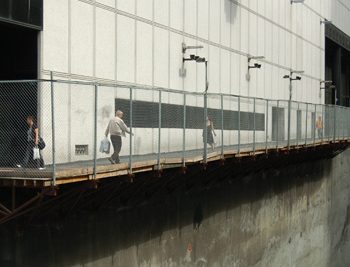A 50 meter-long cantilever sidewalk, secured to the east side of the Sears building suspended 15 meters over the excavated site.
